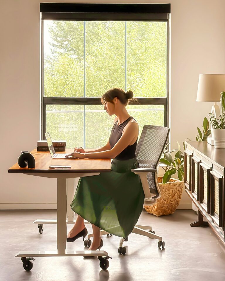 Femme travaillant à un bureau bien orienté selon le Feng Shui